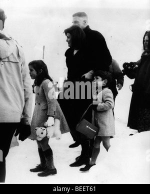 La Première Dame Jackie Kennedy arrive en vacances avec les enfants Banque D'Images