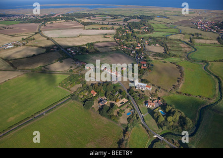 Vue aérienne du Claj et Wiveton villages sur la côte nord du comté de Norfolk en Angleterre Banque D'Images