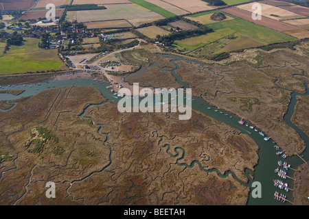 Paysage aérienne montrant la zone intertidale des ruisseaux et marais salant entre Stiffkey et Blakeney sur la côte nord du comté de Norfolk Banque D'Images