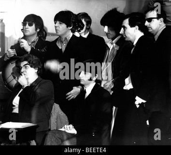 Les Beatles attendent de commencer leur séance d'enregistrement à EMI Studios Banque D'Images
