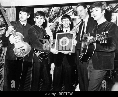 PAUL MCCARTNEY, George Harrison, Ringo Starr et JOHN LENNON qui reçoit un disque d'argent, avec George Martin de E.M.I. Banque D'Images