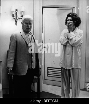 Sophia Loren et Charlie Chaplin pendant le tournage de "Une Comtesse de Hong Kong" Banque D'Images