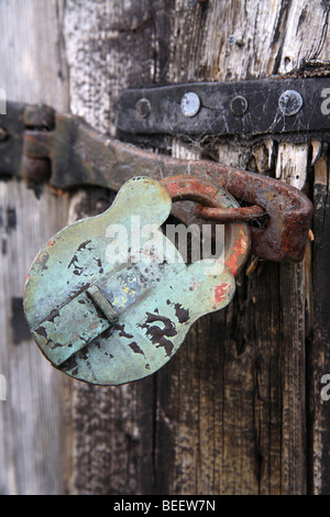 'Vieux' cadenas sur hangar en bois, fermoir et serrure. Banque D'Images