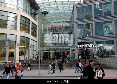 En dehors de la Shoppers Manchester Arndale Centre, le principal centre commercial à Manchester, Angleterre, RU Banque D'Images