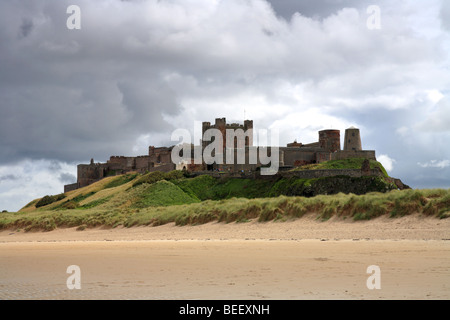 'Château de Bamburgh' vue sur un jour nuageux à partir de la plage, Northumberland, Angleterre. Banque D'Images