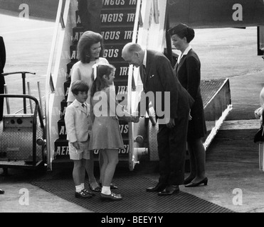 La Première Dame Jackie Kennedy arrive à l'aéroport avec des enfants Banque D'Images