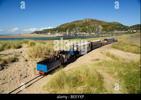 Le train à vapeur miniature Dolgellau Barmouth, et l'estuaire de Mawddach, Parc National de Snowdonia, Gwynedd, au nord du Pays de Galles UK Banque D'Images