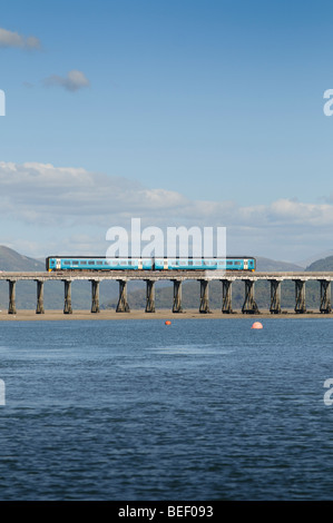 Le train arriva au Pays de Galles, en bois pont sur l'estuaire de Mawddach, Parc National de Snowdonia, Gwynedd, au nord du Pays de Galles UK Banque D'Images