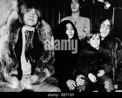 Le Beatles John Lennon avec Yoko Ono qui répondent aux Banque D'Images