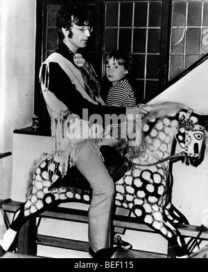 Aug 15, 1968 ; Londres, Royaume-Uni ; singer/songwriter JOHN LENNON (1940-1980) Membre des Beatles avec son fils Julian. (Crédit Image : © Banque D'Images