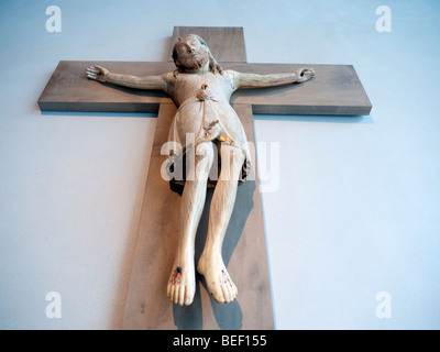 Statue en bois médiévale montrant la crucifixion au musée Kolumba à Cologne Allemagne Banque D'Images