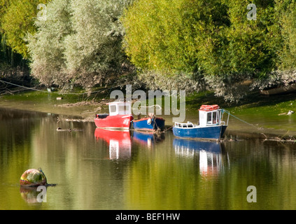 Petits bateaux de pêche amarrés sur la rivière Dee, Chester, Cheshire, Angleterre, RU Banque D'Images