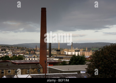 L'usine et d'usine de cheminées Shipley et Saltaire est un rappel du passé industriel de Bradford, West Yorkshire Banque D'Images