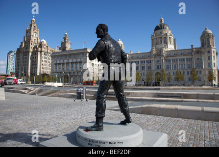 Le capitaine F J Walker CB ASM Royal Navy Pier Head statue avec les trois grâces bâtiment en arrière-plan en liverpools Banque D'Images