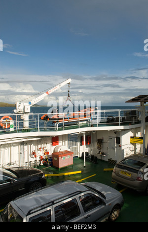 La voiture passagers et traversée en ferry entre l'île de Barra et Eriskay, Hébrides extérieures, en Écosse. Banque D'Images