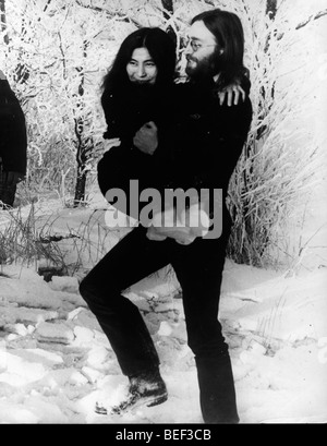 John Lennon Yoko Ono porte dans la neige Banque D'Images