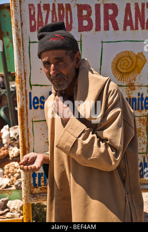 La mendicité homme se tenait par la route entre Marrakech et Essaouira au Maroc Banque D'Images