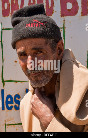 La mendicité homme se tenait par la route entre Marrakech et Essaouira au Maroc Banque D'Images