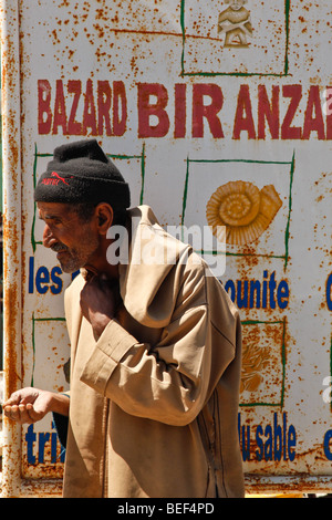 La mendicité homme se tenait par la route entre Marrakech et Essaouira au Maroc Banque D'Images