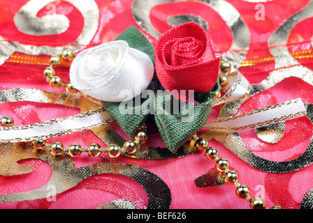 Fleurs roses décoration vêtements comme arrière-plan. Banque D'Images