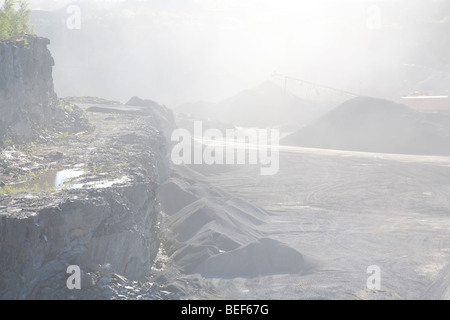 Battant la poussière au fond d'une carrière de roche , Finlande Banque D'Images