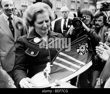 Le premier ministre Margaret Thatcher tenant une sneaker Banque D'Images