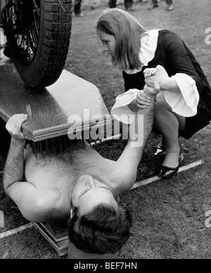 Aug 02, 1979 ; Los Angeles, CA, USA ; Paul de Maidenhead prend 40 winks sous une des roues de la voiture de 2,5 tonnes. Et ce qui est Banque D'Images