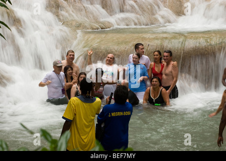 Groupe de touristes, Dunn's River Falls, Jamaïque, Caraïbes Banque D'Images