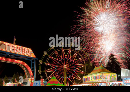 Evergreen State Fair Ferris roue dans la nuit avec des manèges et des mouvements à l'aide de Fireworks Snohomish Comté Monroe Washington State USA Banque D'Images