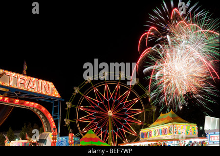 Evergreen State Fair Ferris roue dans la nuit avec des manèges et des mouvements à l'aide de Fireworks Snohomish Comté Monroe Washington State USA Banque D'Images