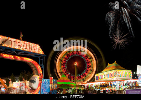 Evergreen State Fair Ferris roue dans la nuit avec des manèges et des mouvements à l'aide de Fireworks Snohomish Comté Monroe Washington State USA Banque D'Images