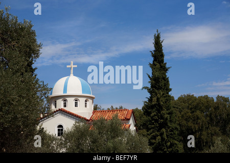 Petite église en bleu et blanc Banque D'Images