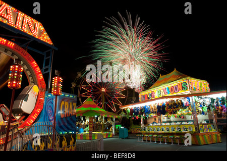 Evergreen State juste avec des manèges et stands de jeux de nuit avec feu d'artifice Monroe USA l'État de Washington Banque D'Images