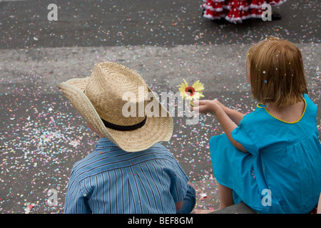 Les enfants regardant Fiesta Parade Banque D'Images