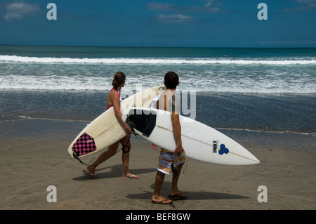 Aller surfer à la plage de Kuta à Bali Indonésie Banque D'Images