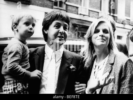 Le Beatles Paul McCartney arrive au mariage avec la famille Banque D'Images