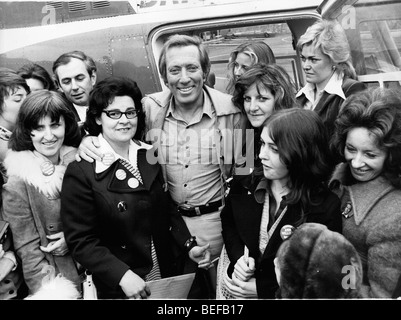 Andy Williams chanteur entouré de fans à l'aéroport Banque D'Images