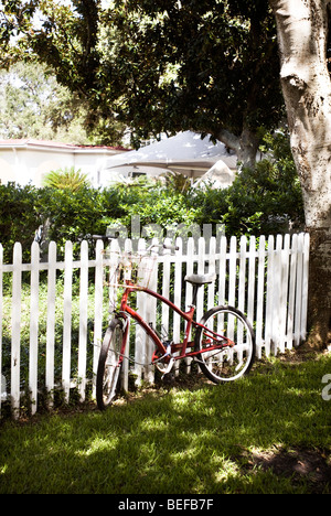 Bike leaning on fence Banque D'Images