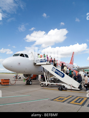 Les passagers d'un avion Easyjet à l'aéroport de Stansted, Royaume-Uni Banque D'Images