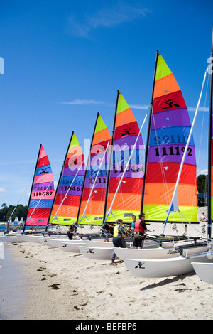 Catamarans sur la plage à Benodet Bretagne France Banque D'Images