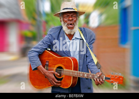 Ancien joueur de guitare dans les rues de Kingston en Jamaïque, Caraïbes Banque D'Images