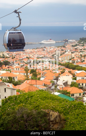 Vue sur Funchal depuis le téléphérique jusqu'à Monte de Madère. Banque D'Images