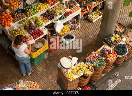 Fruits et des légumes colorés cale vu de dessus au marché couvert à Funchal, Madère Banque D'Images