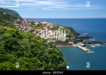 Le village de Seixal, sur la côte de Madère. Banque D'Images