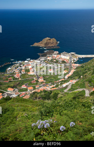 Vue sur le village de Porto Moniz, sur la côte de Madère. Banque D'Images