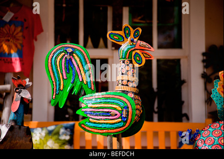 Une sculpture lunatique se trouve en face d'une galerie d'art, dans la ville d'art et d'artisanat de Arroyo Seco, Nouveau Mexique. Banque D'Images