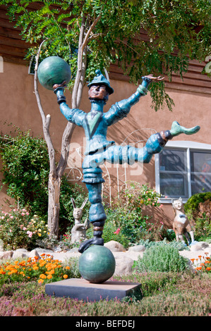 Une sculpture lunatique se trouve en face d'une galerie d'art, dans la ville d'art et d'artisanat de Arroyo Seco, Nouveau Mexique. Banque D'Images