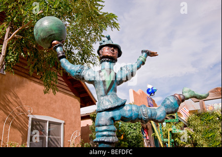 Une sculpture lunatique se trouve en face d'une galerie d'art, dans la ville d'art et d'artisanat de Arroyo Seco, Nouveau Mexique. Banque D'Images