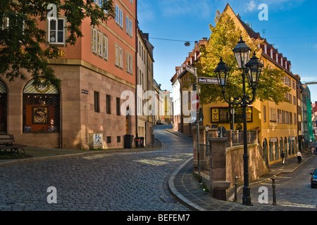 Rue sinueuse dans la vieille ville (Altstadt) Nurnberg, Allemagne Banque D'Images