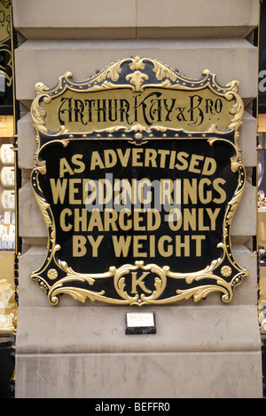 Inscrivez-vous publicité mariage pratiqués par poids à l'extérieur Arthur Kay et Bro jewellers shop à Manchester, Angleterre, RU Banque D'Images